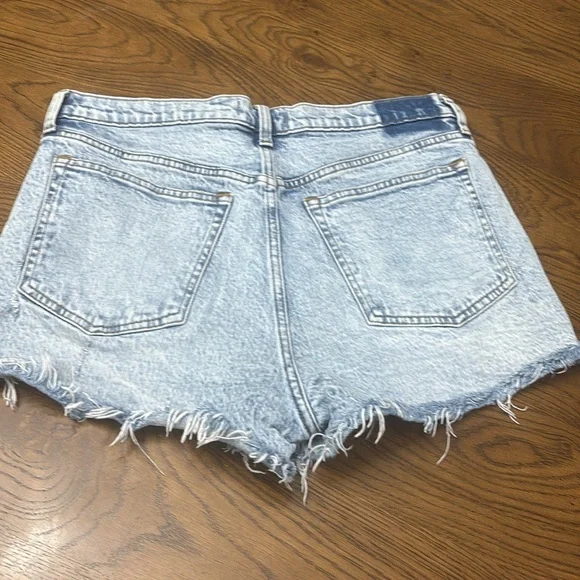 ABERCROMBIE & FITCH Distressed Light Wash Mom Short - Picture 4 of 9